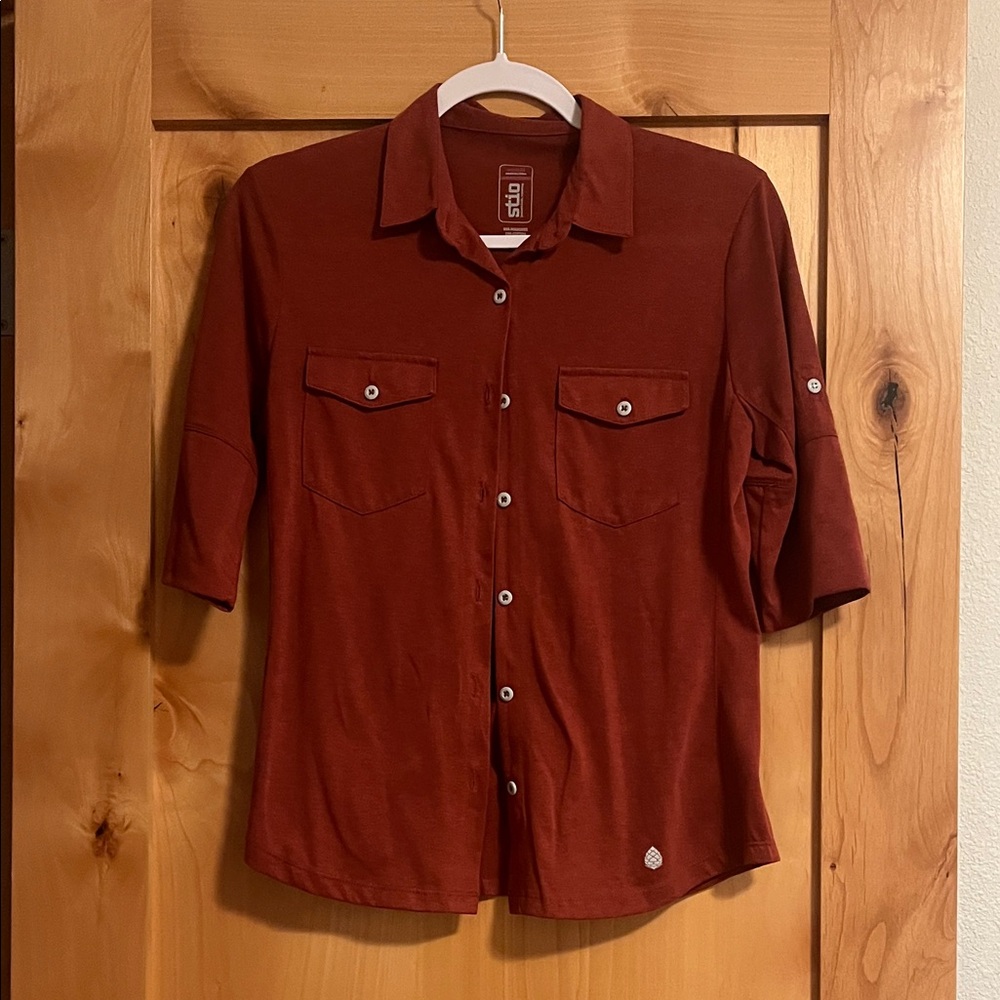 Stio Women’s Brick Red Casual Button-Down Short Sleeved Shirt